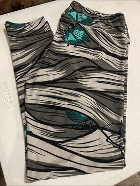 LuLaRoe TC Women’s Haunted Leggings Gray with Teal Beetles Gently Loved